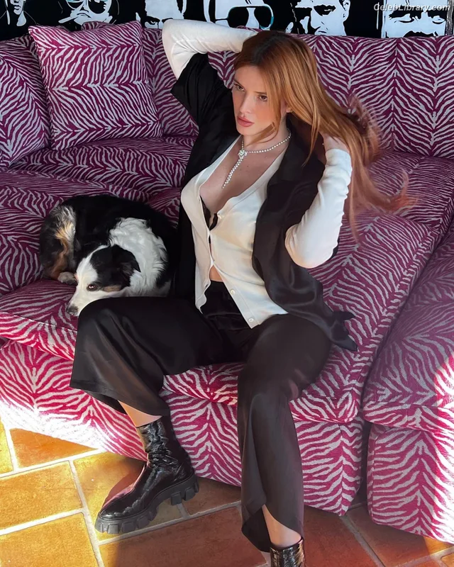 Bella Thorne photo 14 of 3680