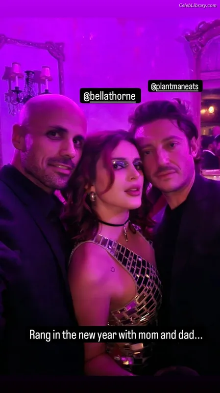 Bella Thorne photo 20 of 3680