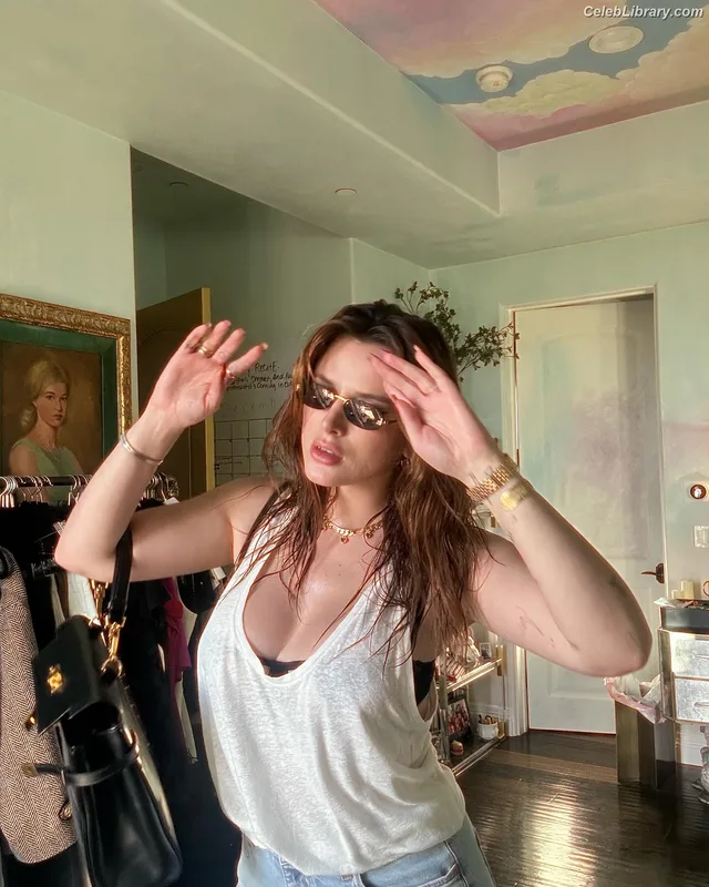 Bella Thorne photo 1 of 3680