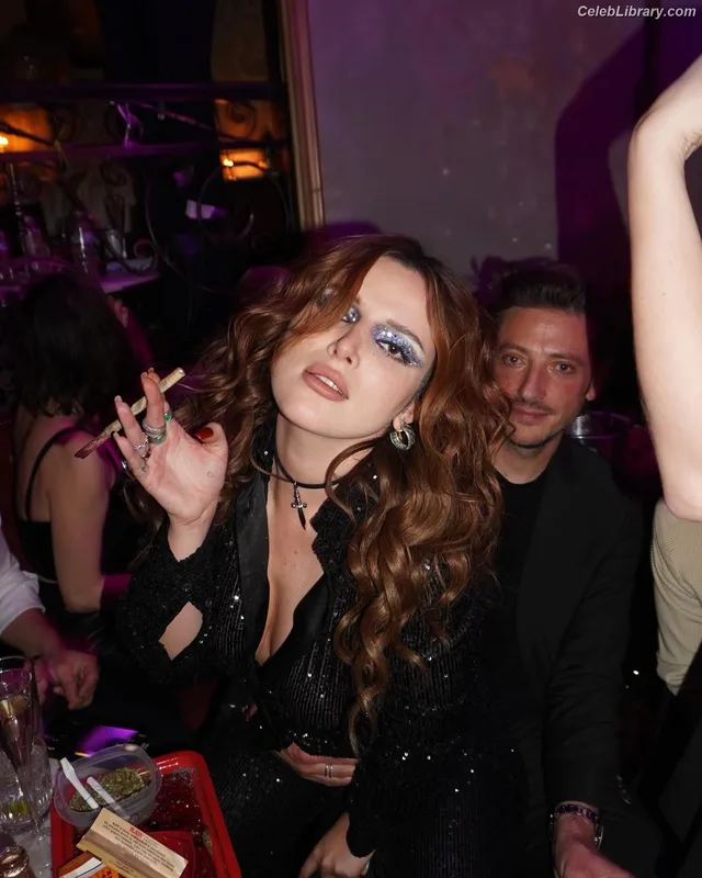 Bella Thorne photo 4 of 3680