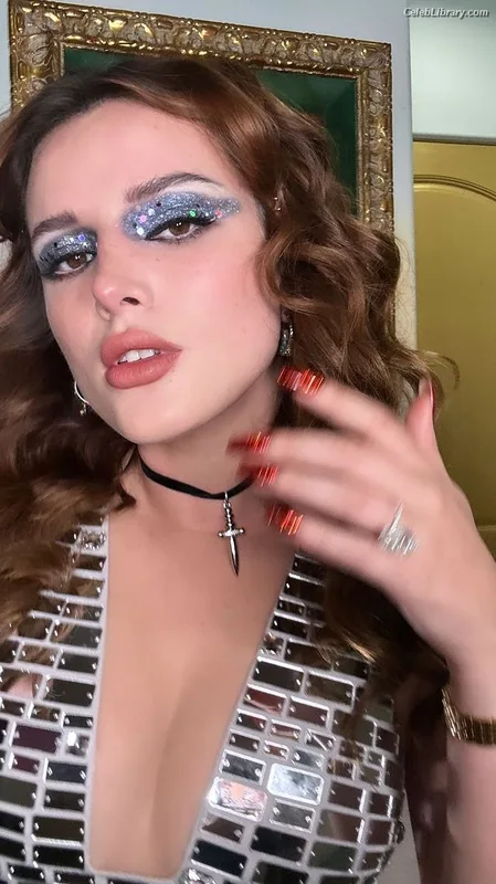 Bella Thorne photo 8 of 3680
