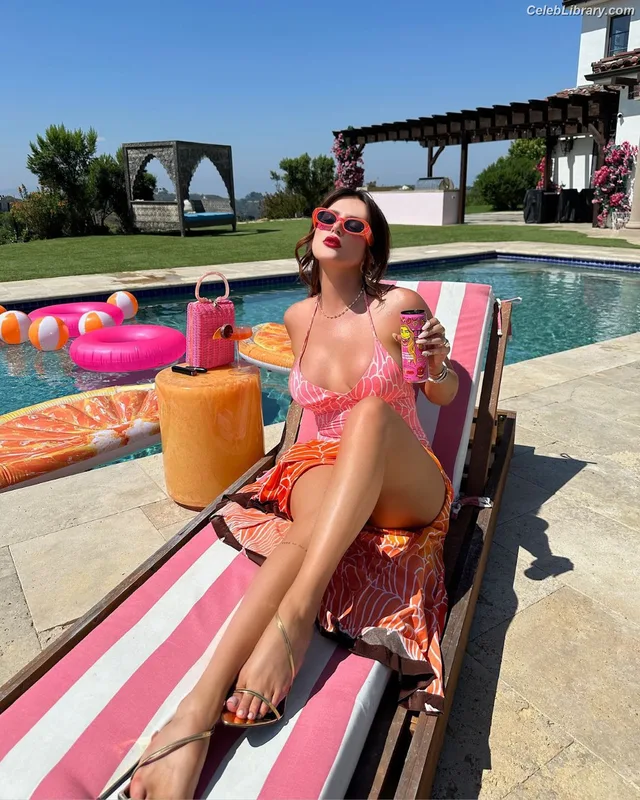 Bella Thorne photo 8 of 3680