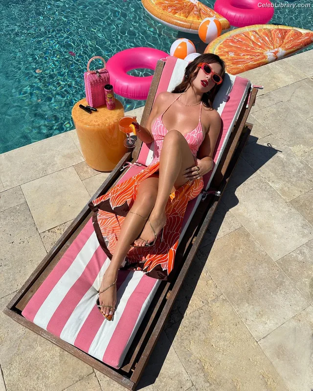 Bella Thorne photo 13 of 3680