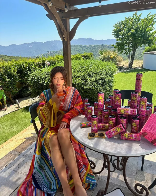 Bella Thorne photo 14 of 3680