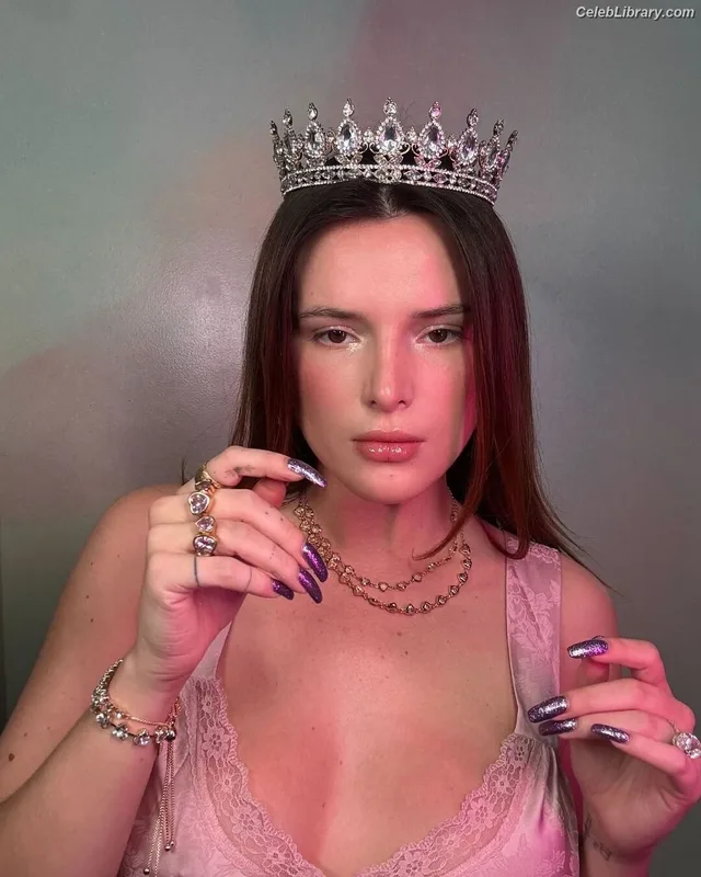 Bella Thorne photo 4 of 3680