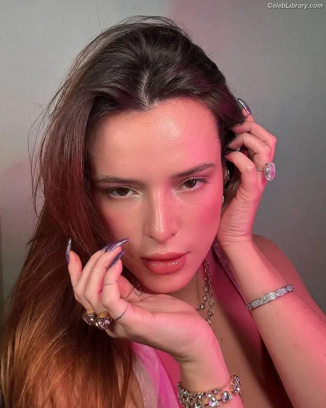 Bella Thorne photo 5 of 3680