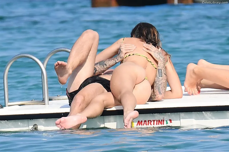 Bella Thorne photo 9 of 3680