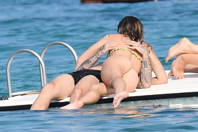 Bella Thorne photo 12 of 3680