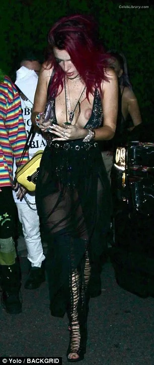 Bella Thorne photo 2 of 3680