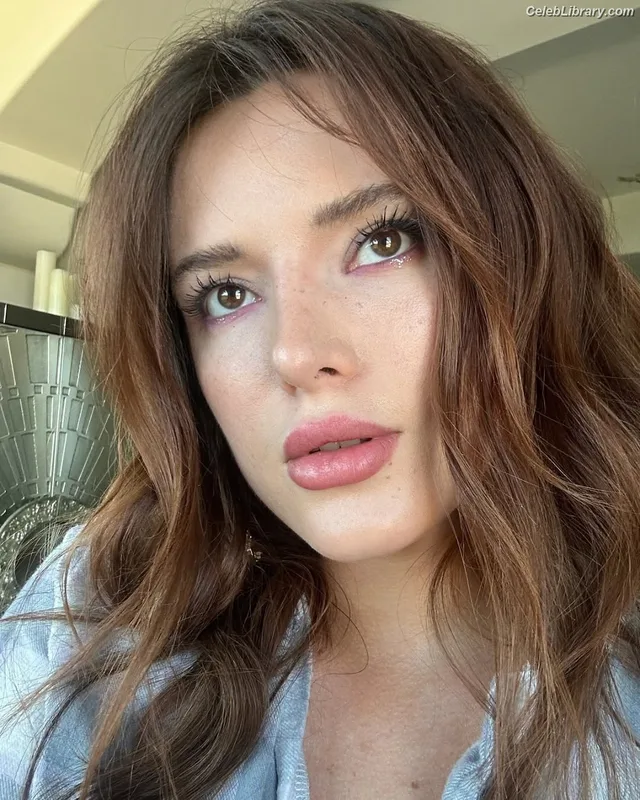 Bella Thorne photo 11 of 3680