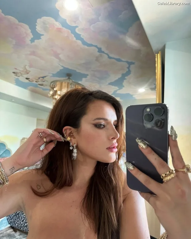 Bella Thorne photo 13 of 3680