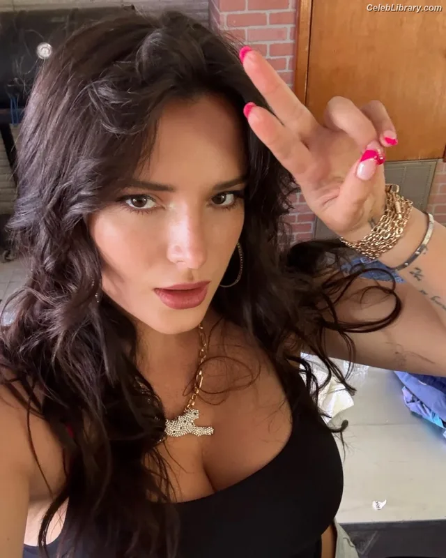 Bella Thorne photo 4 of 3680
