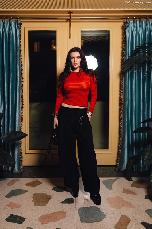 Bella Thorne photo 14 of 3680