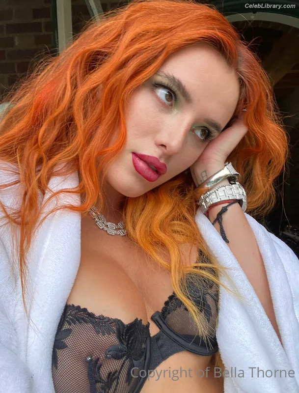 Bella Thorne photo 1 of 3680
