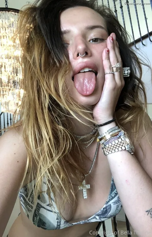 Bella Thorne photo 2 of 3680