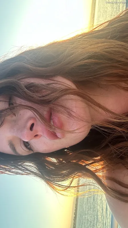 Bella Thorne photo 7 of 3680