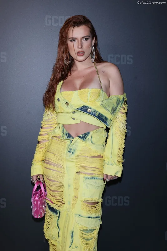 Bella Thorne photo 16 of 3680