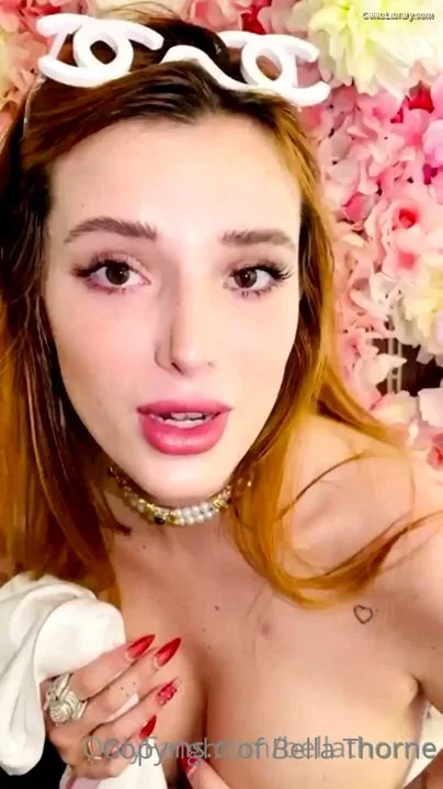 Bella Thorne photo 2 of 3680
