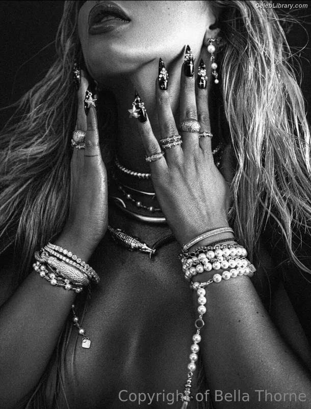 Bella Thorne photo 4 of 3680