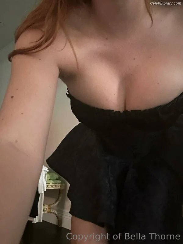 Bella Thorne photo 10 of 3680