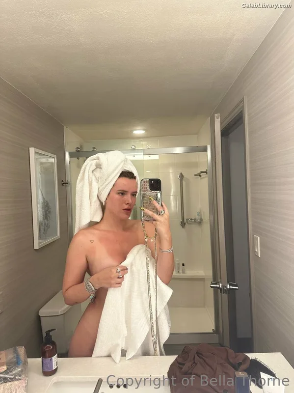 Bella Thorne photo 18 of 3680