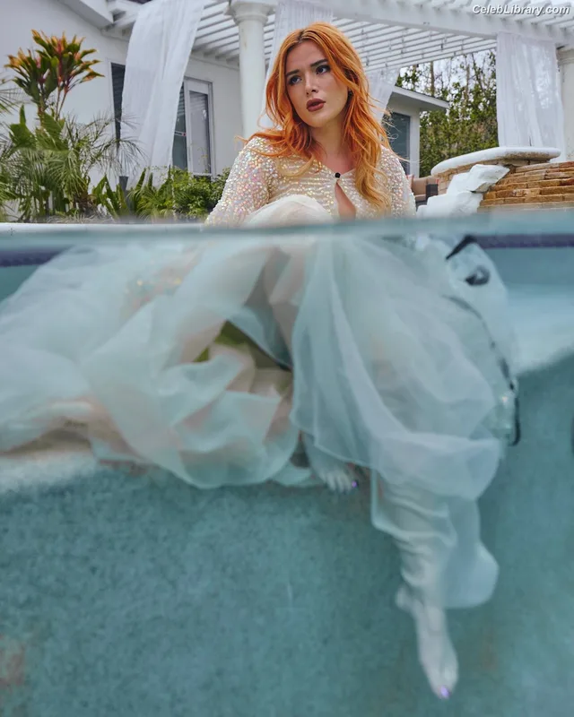 Bella Thorne photo 11 of 3680