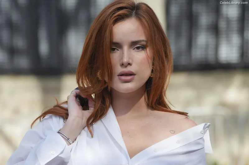 Bella Thorne photo 7 of 3680