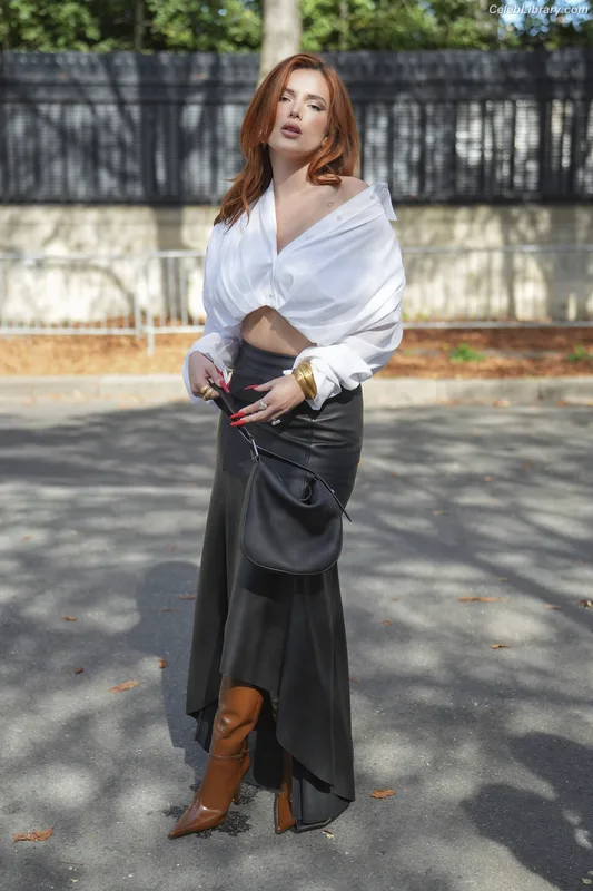 Bella Thorne photo 11 of 3680