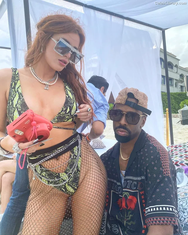 Bella Thorne photo 21 of 3680