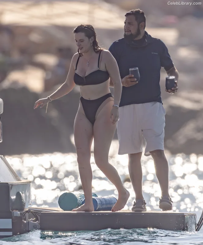Bella Thorne photo 20 of 3680