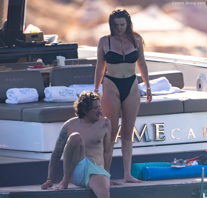 Bella Thorne photo 1 of 3680