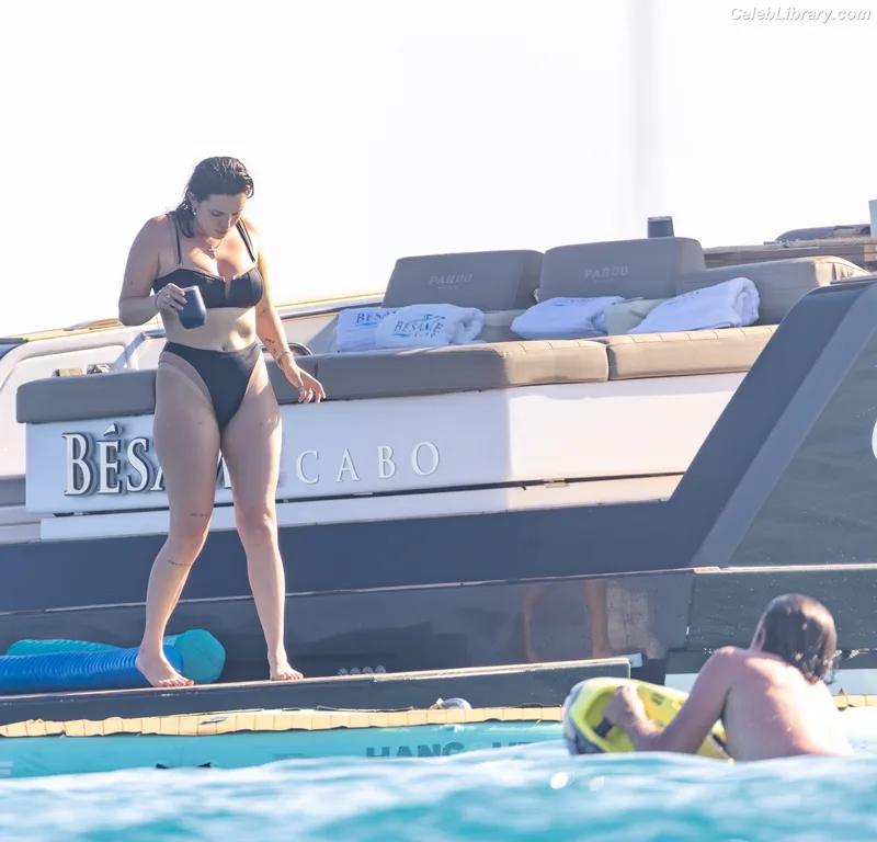 Bella Thorne photo 4 of 3680