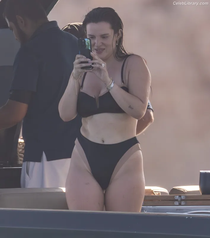 Bella Thorne photo 5 of 3680