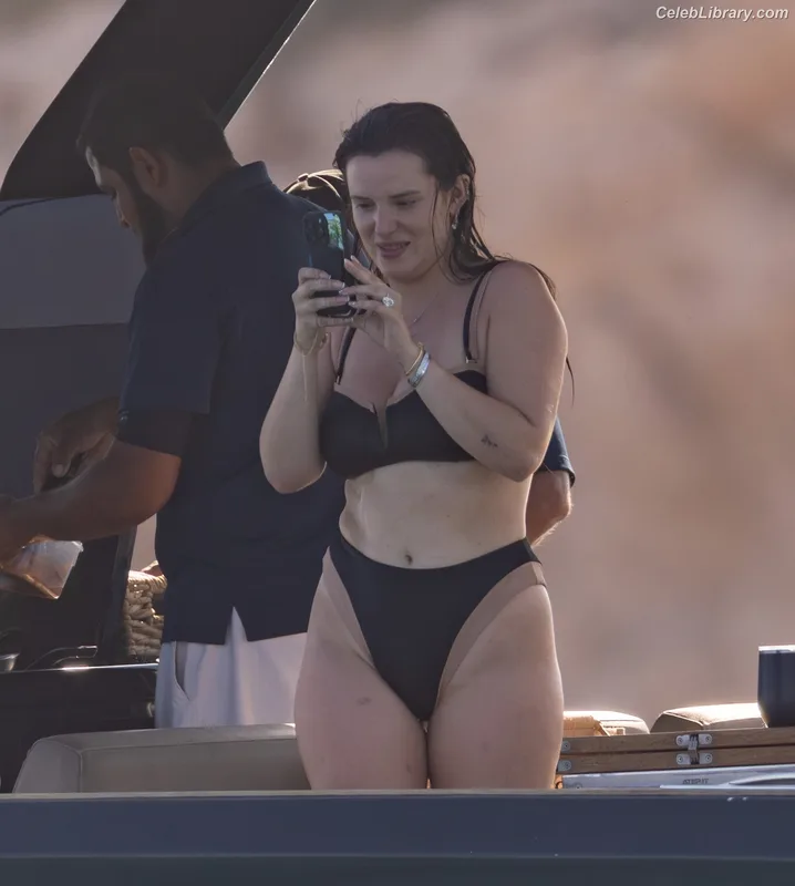 Bella Thorne photo 6 of 3680