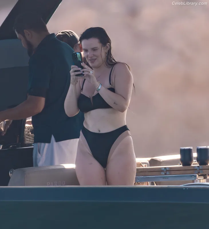 Bella Thorne photo 8 of 3680