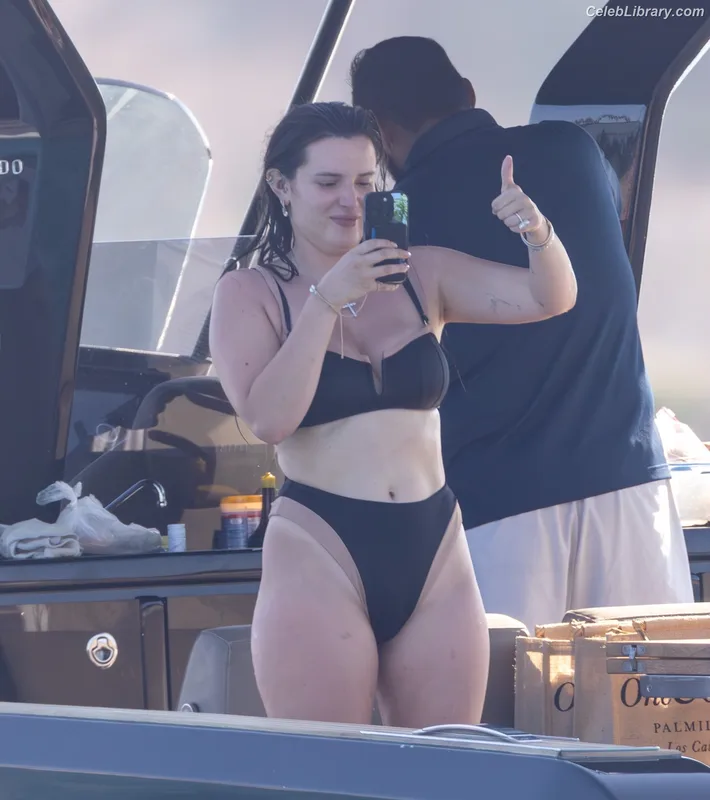 Bella Thorne photo 9 of 3680