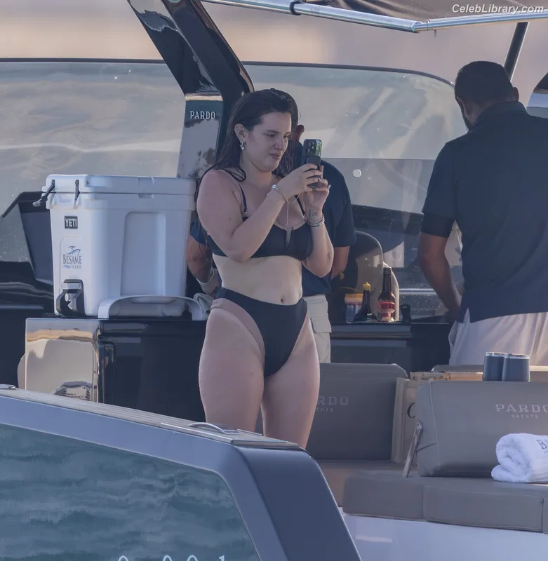 Bella Thorne photo 11 of 3680