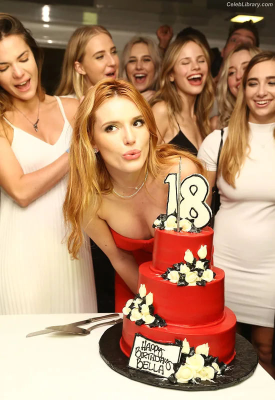 Bella Thorne photo 2 of 3680
