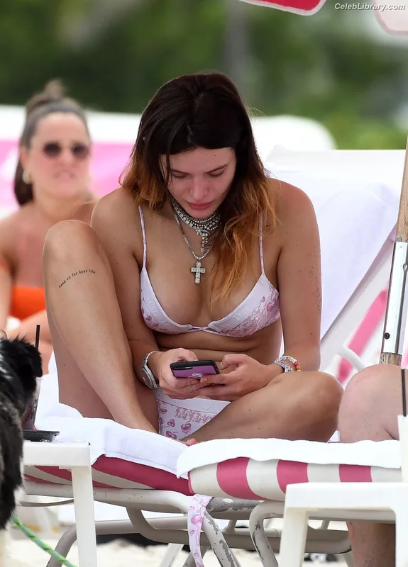 Bella Thorne photo 9 of 3680