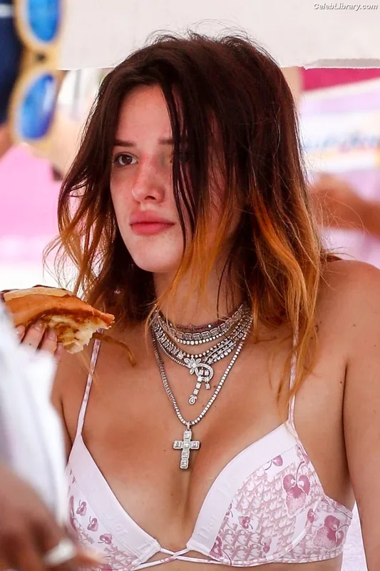 Bella Thorne photo 2 of 3680