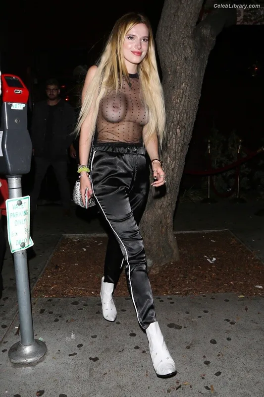 Bella Thorne photo 2 of 3680