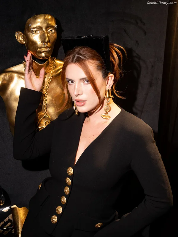 Bella Thorne photo 15 of 3680