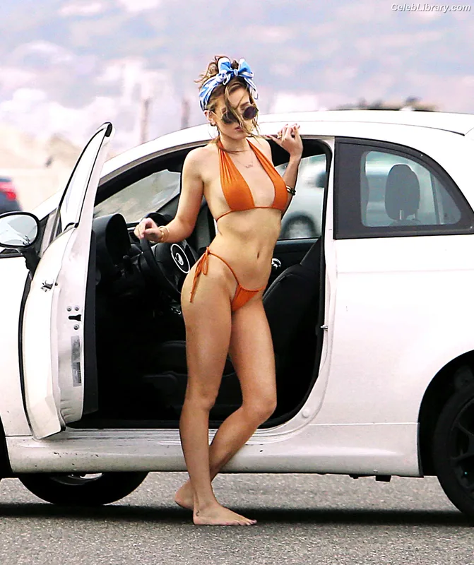 Bella Thorne photo 5 of 3680