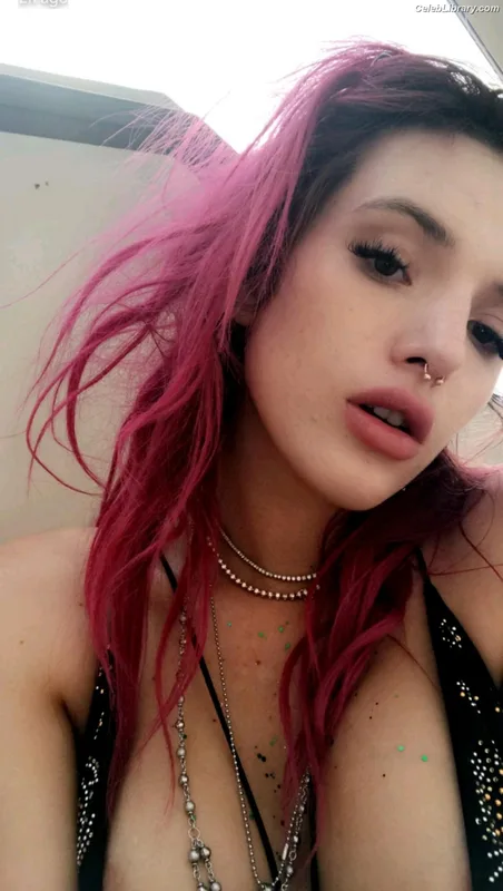 Bella Thorne photo 10 of 3680