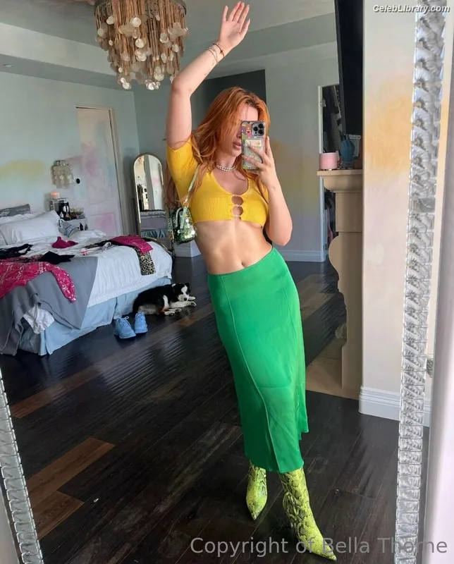 Bella Thorne photo 11 of 3680