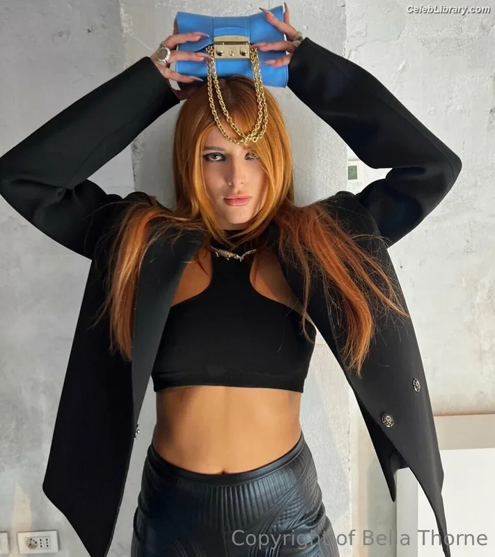 Bella Thorne photo 17 of 3680