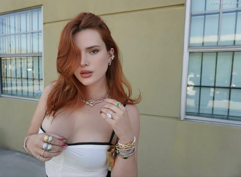 Bella Thorne photo 7 of 3680
