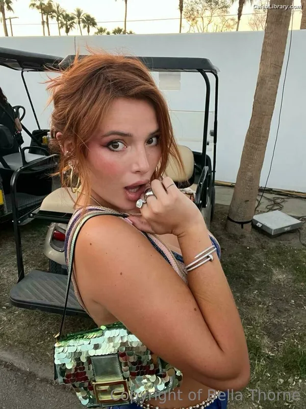 Bella Thorne photo 4 of 3680