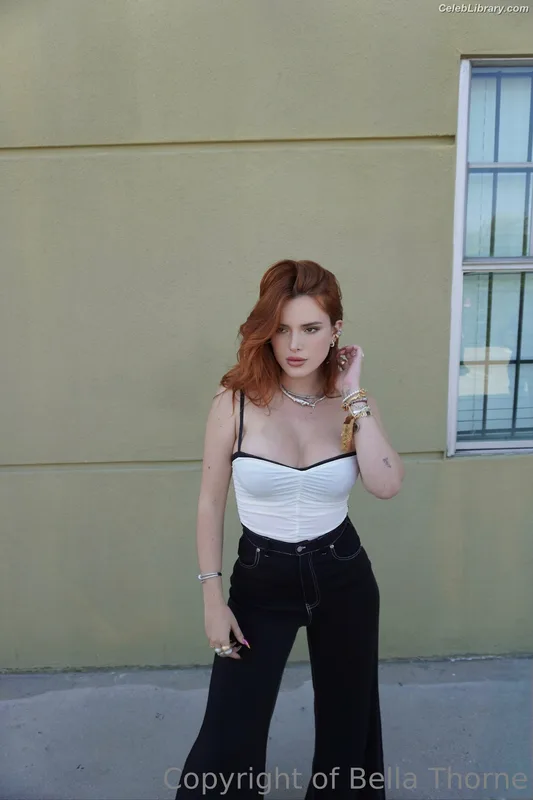 Bella Thorne photo 5 of 3680