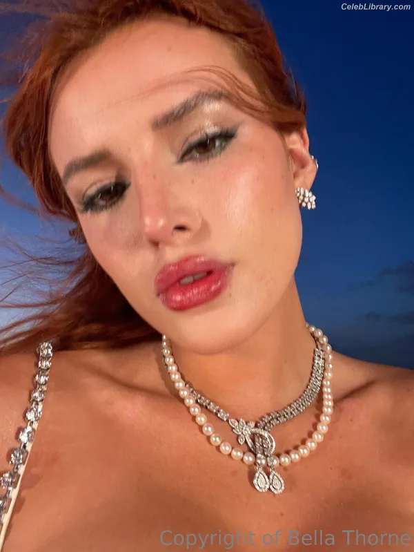 Bella Thorne photo 19 of 3680